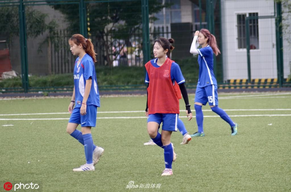 足球美少女熊熙引领申花女足训练 这颜值什么水平