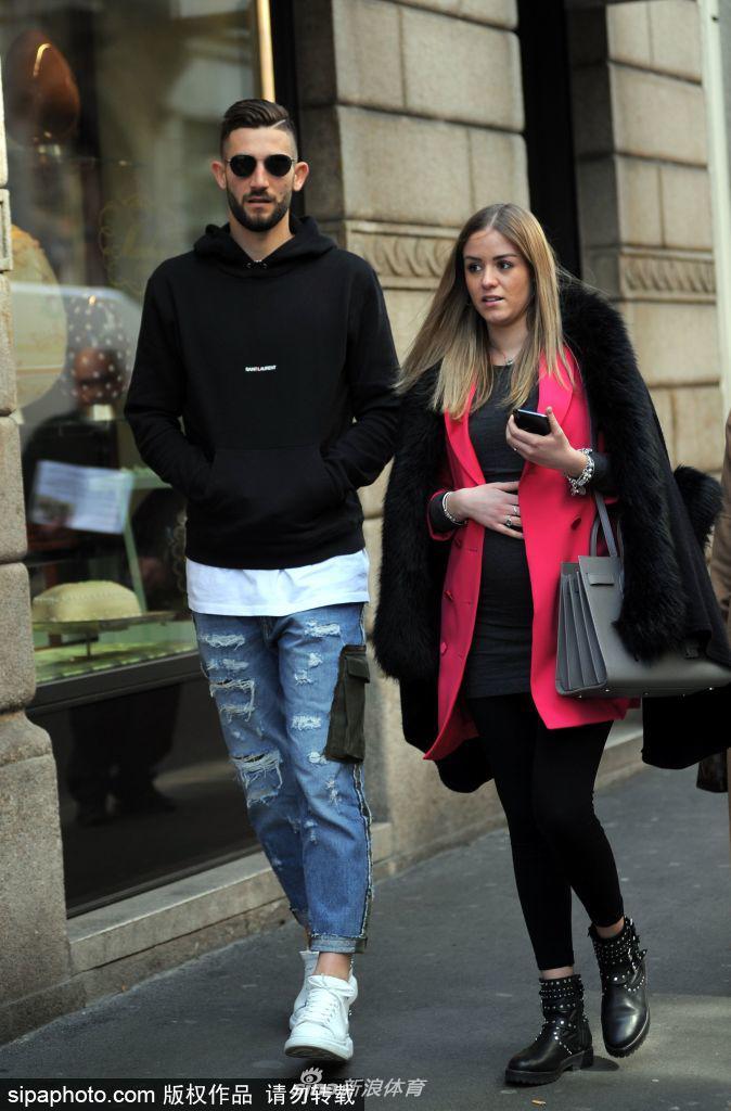 国米球星怀孕妻子小腹微隆