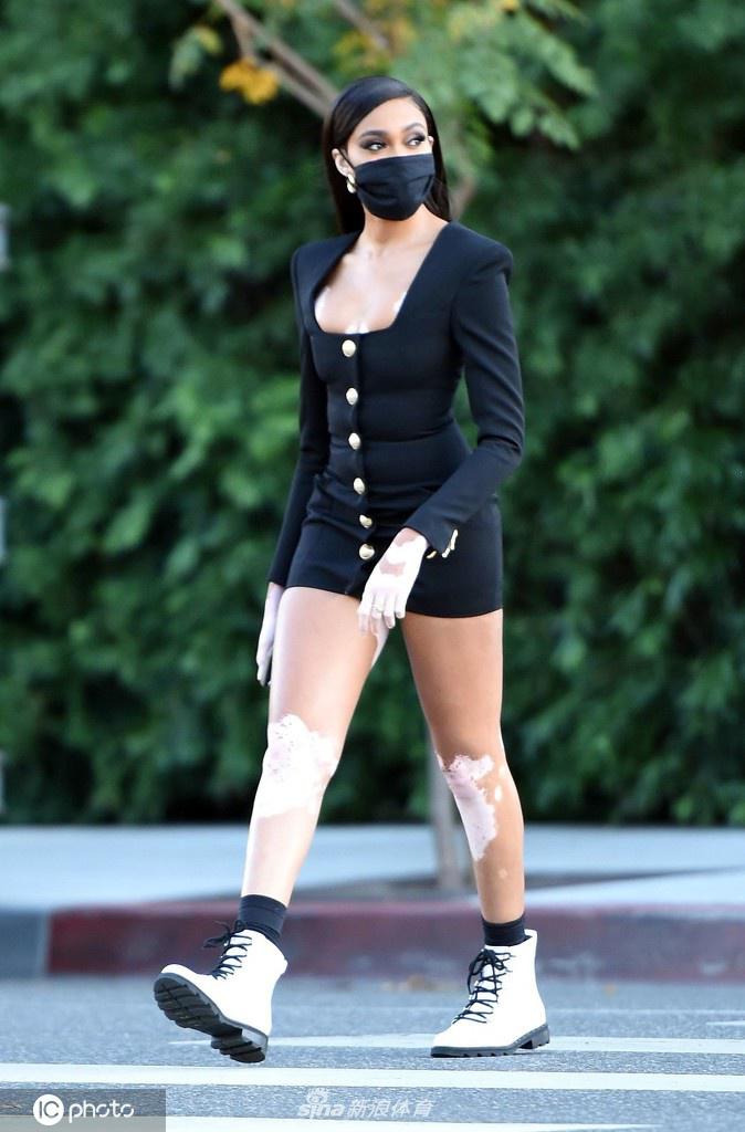 库兹马超模女友独自外出 优雅有气场犹如T台秀