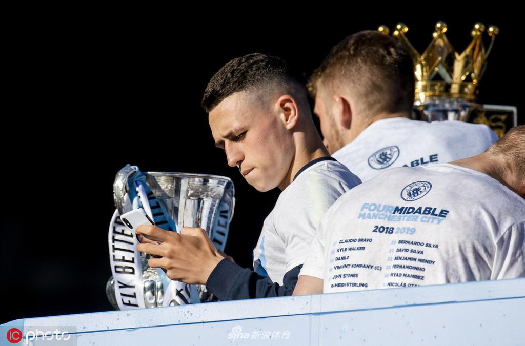 曼城夺冠庆典全城巡游 曼彻斯特被蓝色笼罩