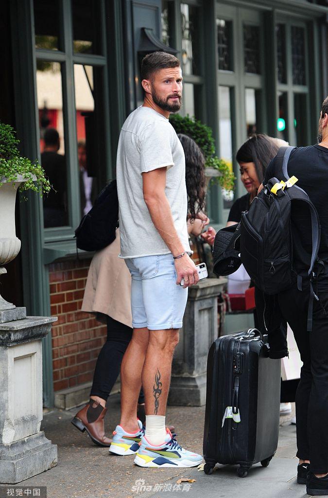 大吉鲁只身现身伦敦街头