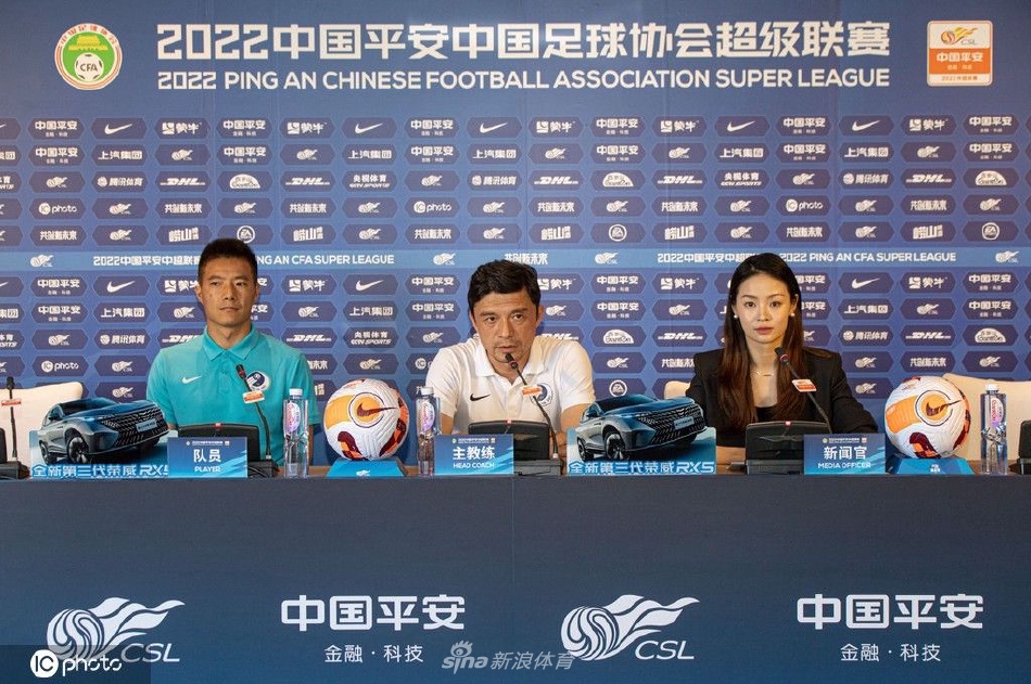 大连人赛前新闻发布会 主教练谢晖携队员吕鹏出席