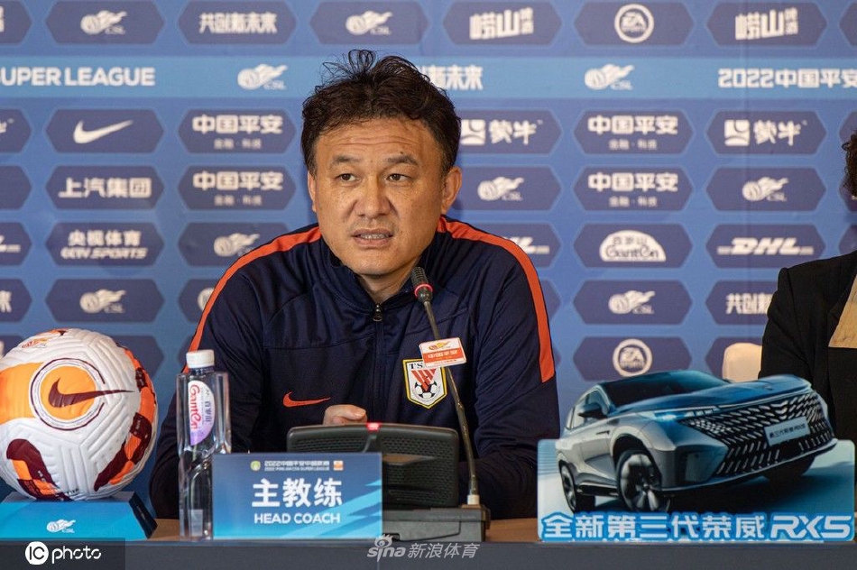 山东泰山赛前新闻发布会 主教练郝伟携队员宋龙出席