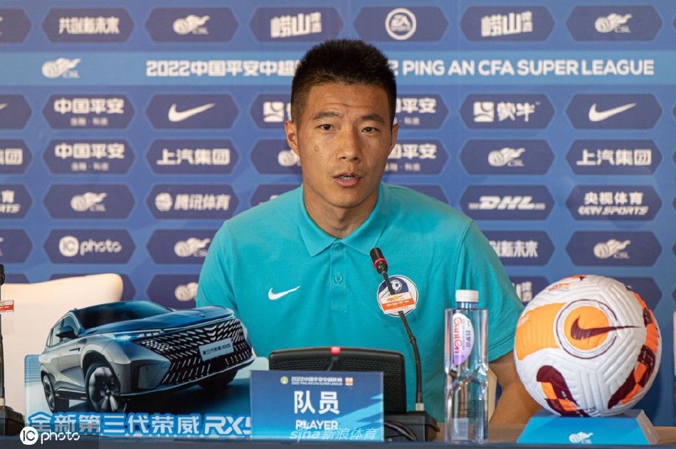 大连人赛前新闻发布会 主教练谢晖携队员吕鹏出席