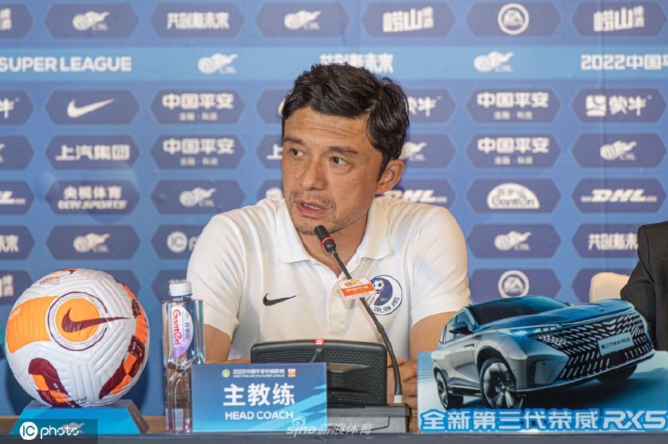 大连人赛前新闻发布会 主教练谢晖携队员吕鹏出席