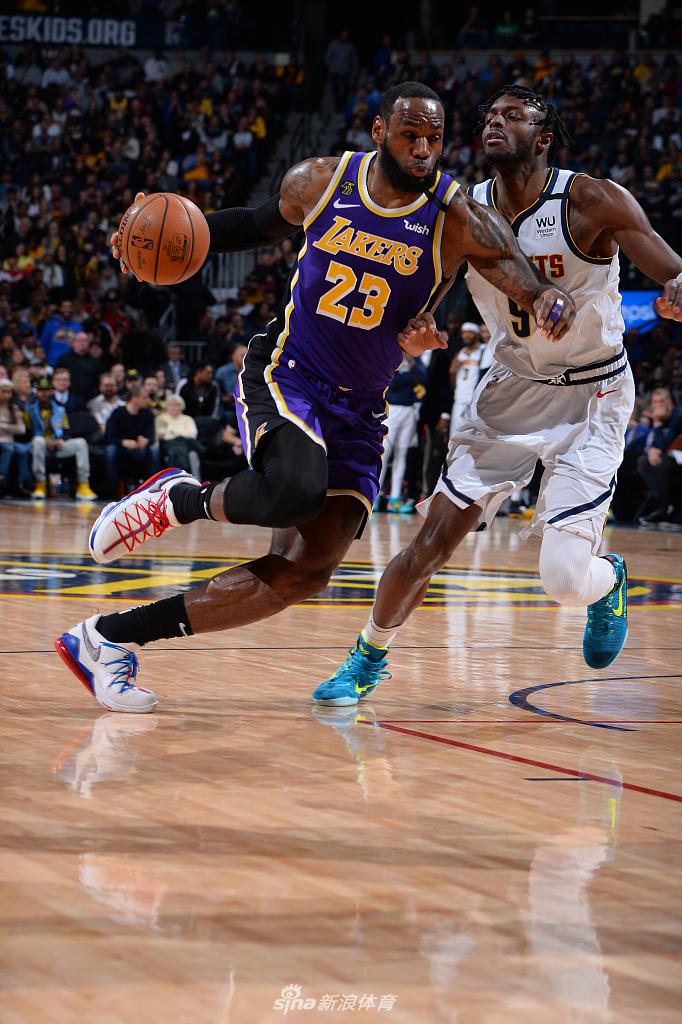 詹姆斯持球突破