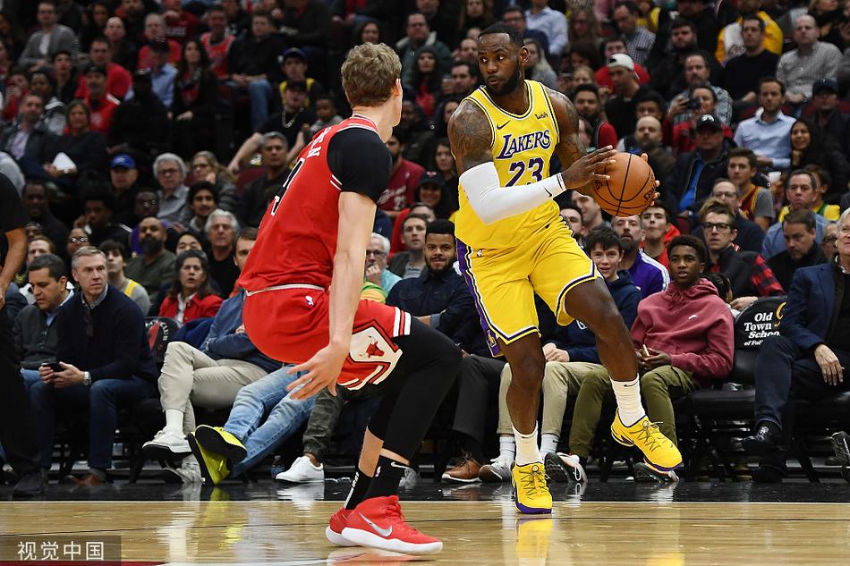 詹姆斯伺机而动