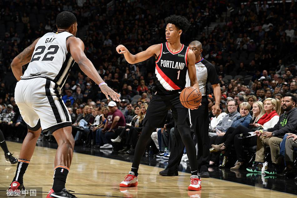 西蒙斯招呼队友