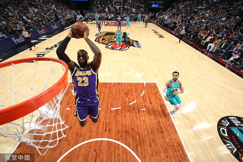 詹姆斯扣篮