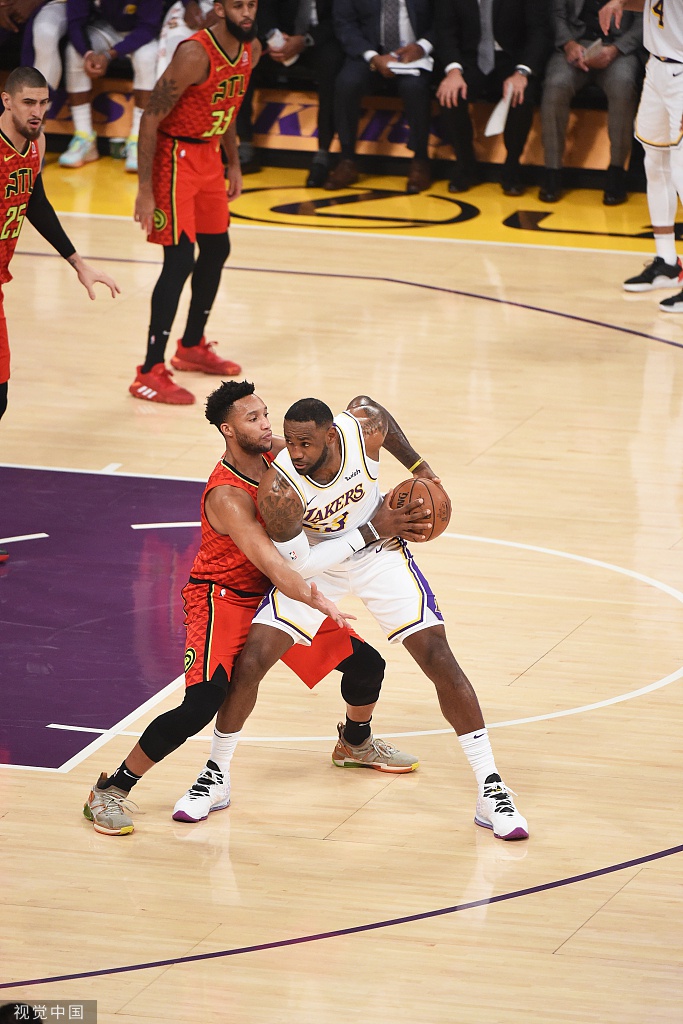 詹姆斯伺机而动