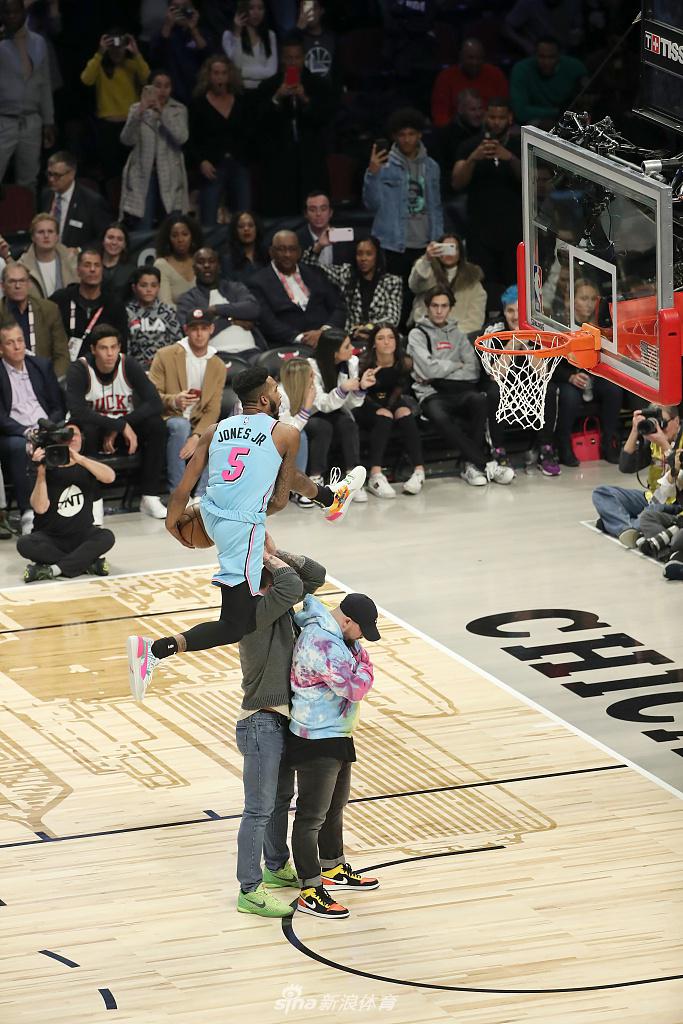 2020NBA全明星扣篮大赛 小德里克-琼斯夺冠