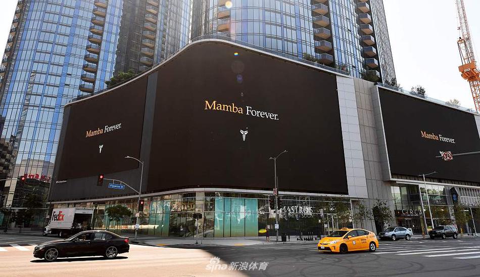 球迷赴“科比-布莱恩特大道”前纪念传奇