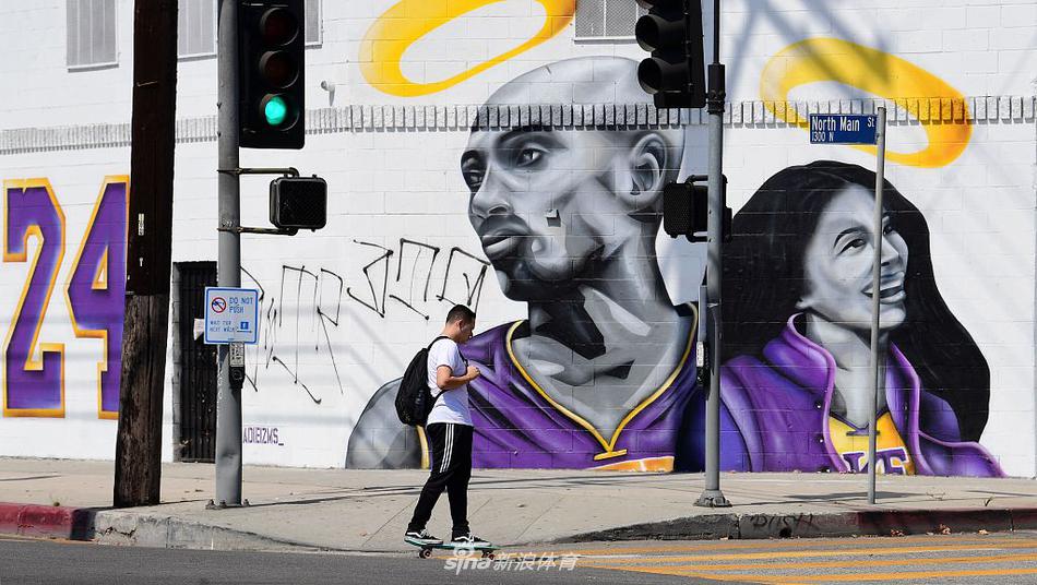 球迷赴“科比-布莱恩特大道”前纪念传奇