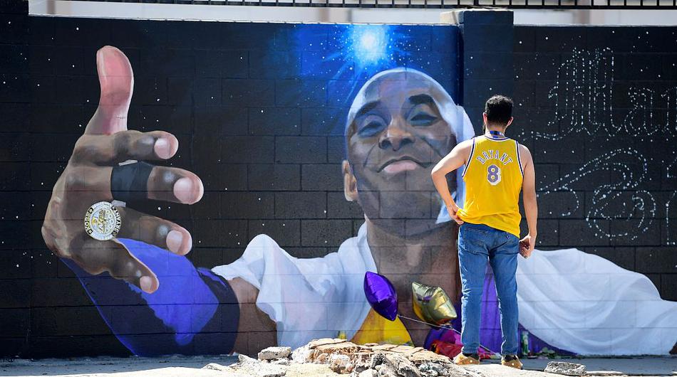 球迷赴“科比-布莱恩特大道”前纪念传奇