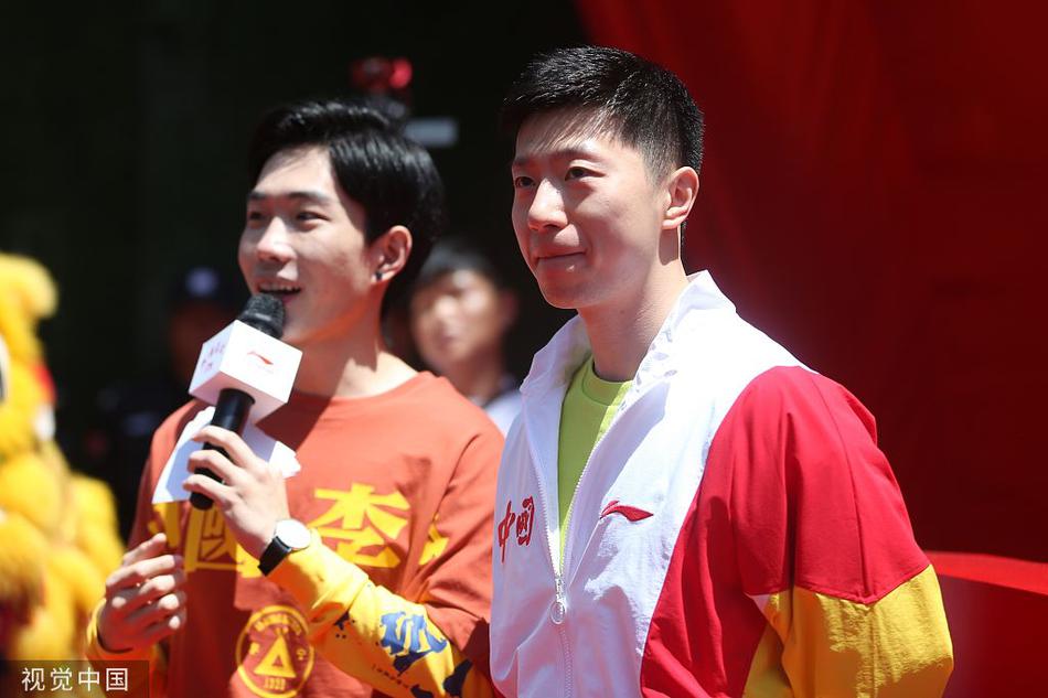 马龙出席活动举杯畅饮阳光帅气