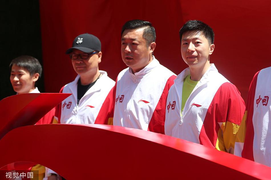 马龙出席活动举杯畅饮阳光帅气