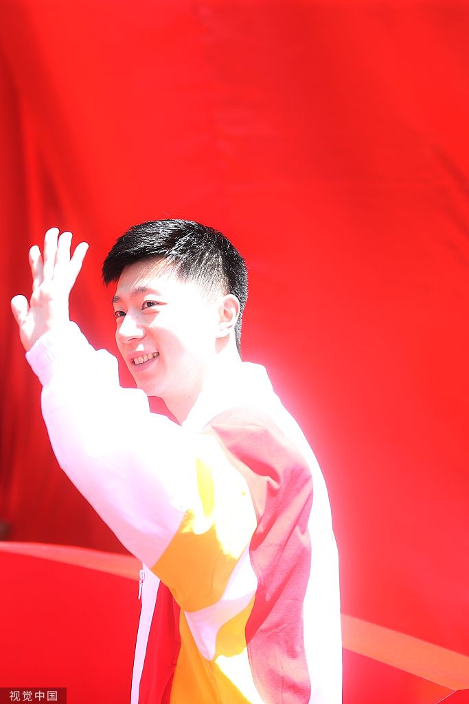 马龙出席活动举杯畅饮阳光帅气