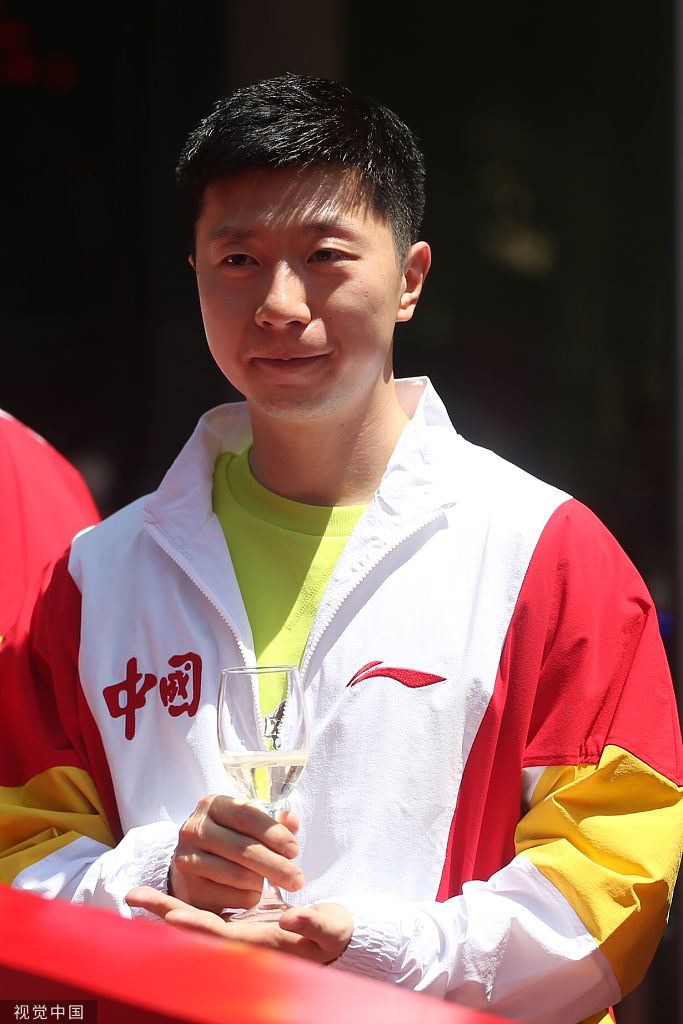 马龙出席活动举杯畅饮阳光帅气