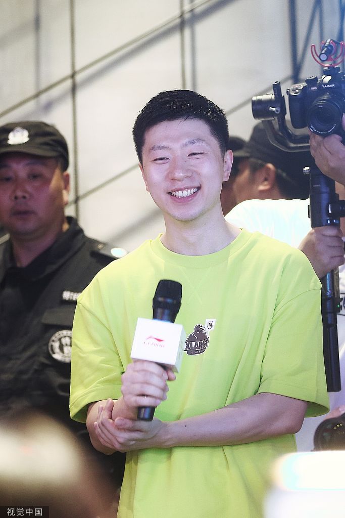 马龙出席活动举杯畅饮阳光帅气