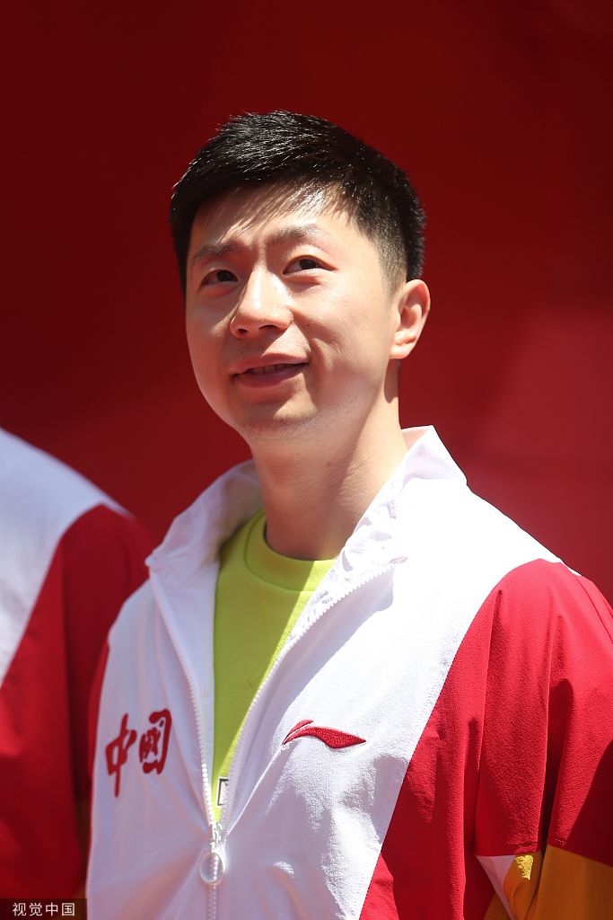 马龙出席活动举杯畅饮阳光帅气