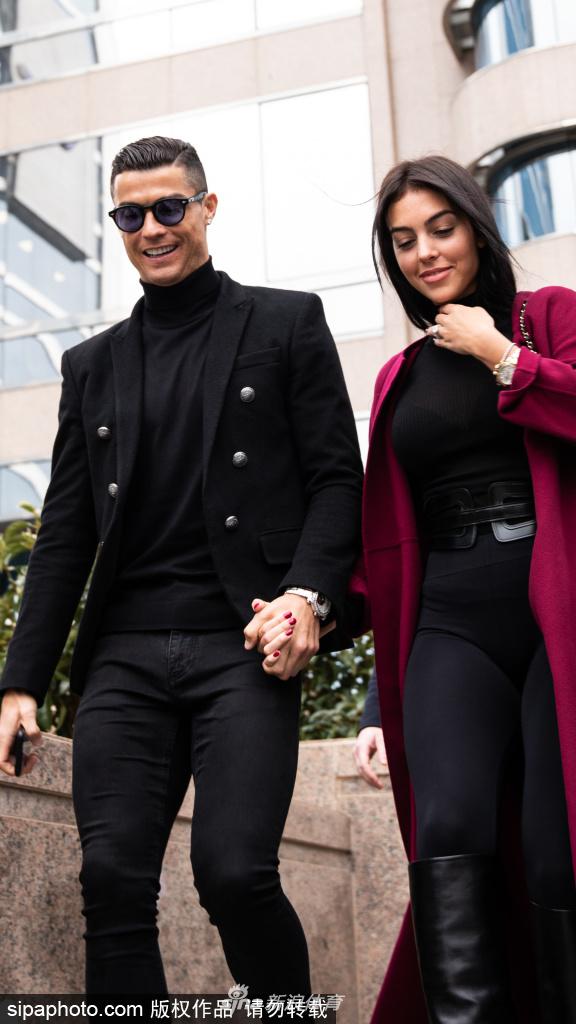 C罗逃税案宣判 携女友出庭一脸轻松