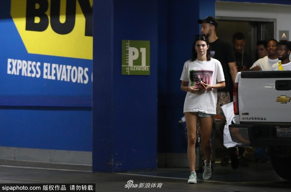 詹娜与西蒙斯着装随意逛商场