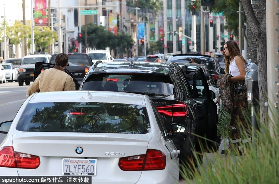 布鲁克林与女友甜蜜牵手外出