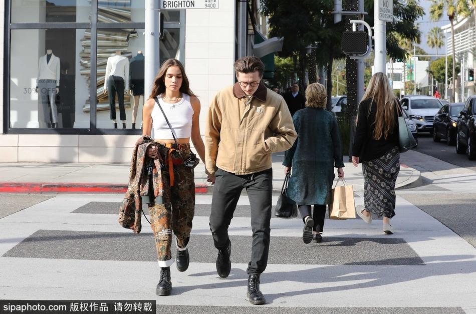布鲁克林与女友甜蜜牵手外出