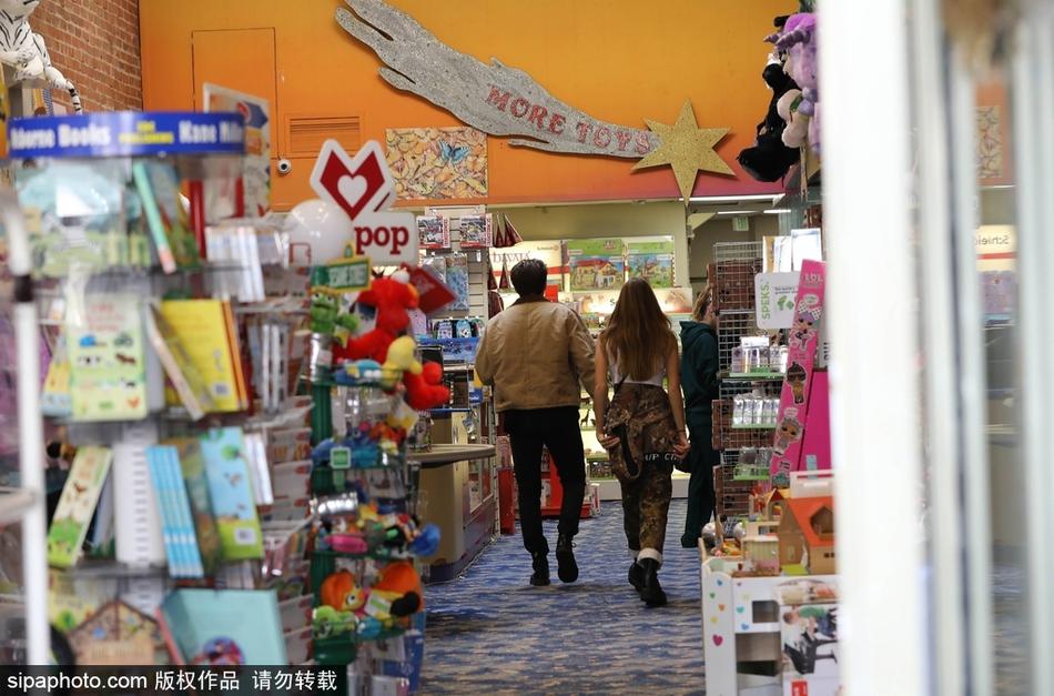 布鲁克林与女友甜蜜牵手外出