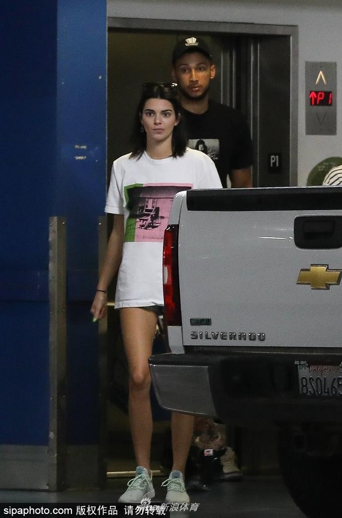 詹娜与西蒙斯着装随意逛商场