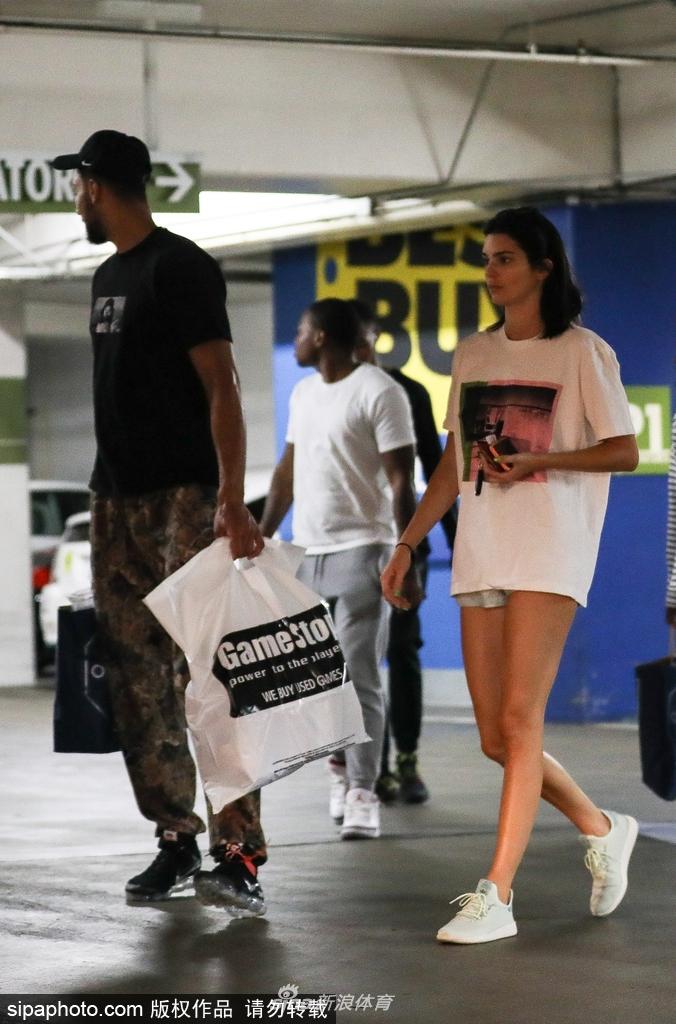 詹娜与西蒙斯着装随意逛商场