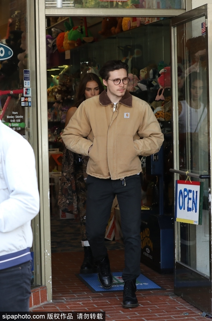 布鲁克林与女友甜蜜牵手外出