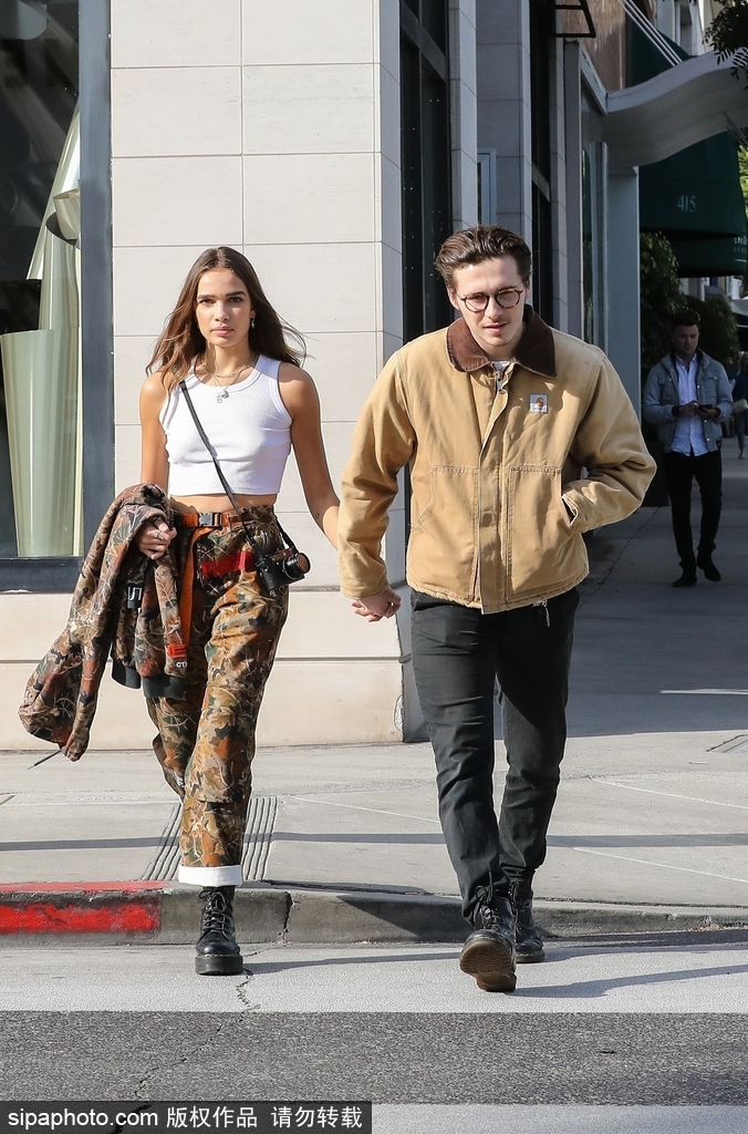 布鲁克林与女友甜蜜牵手外出