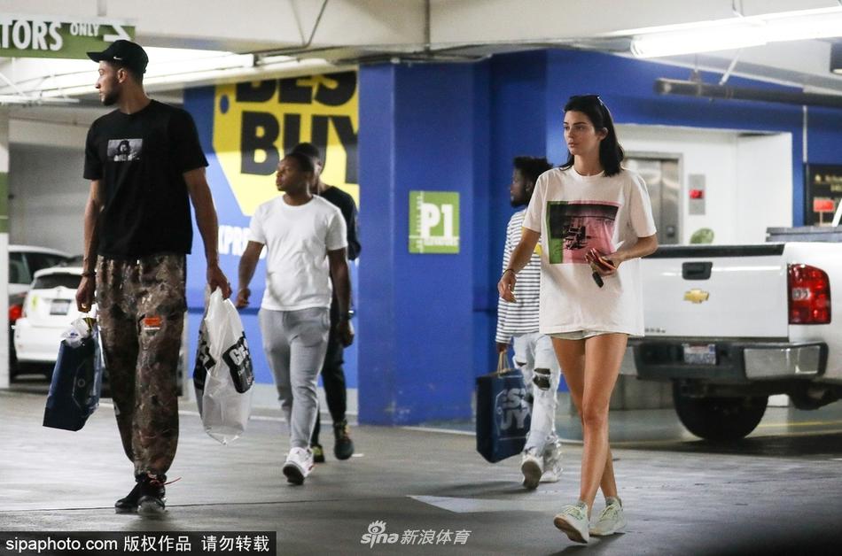 詹娜与西蒙斯着装随意逛商场