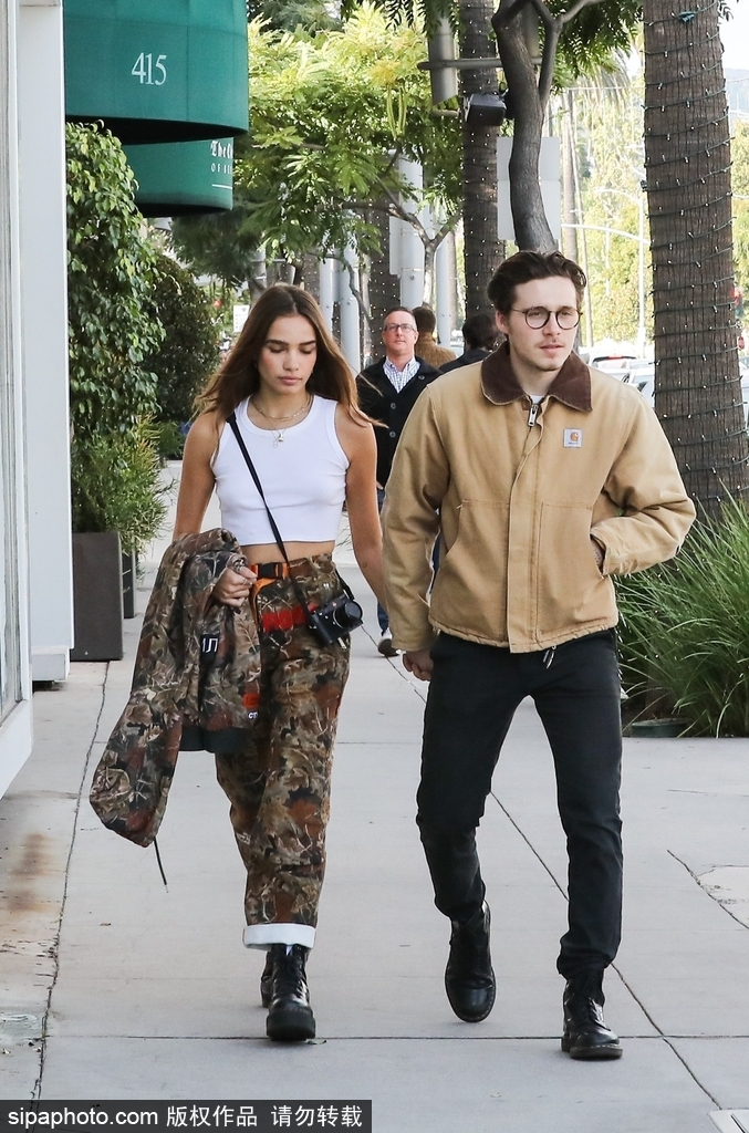 布鲁克林与女友甜蜜牵手外出