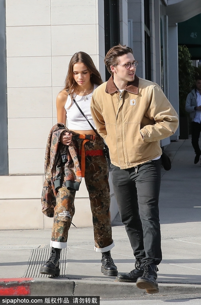 布鲁克林与女友甜蜜牵手外出