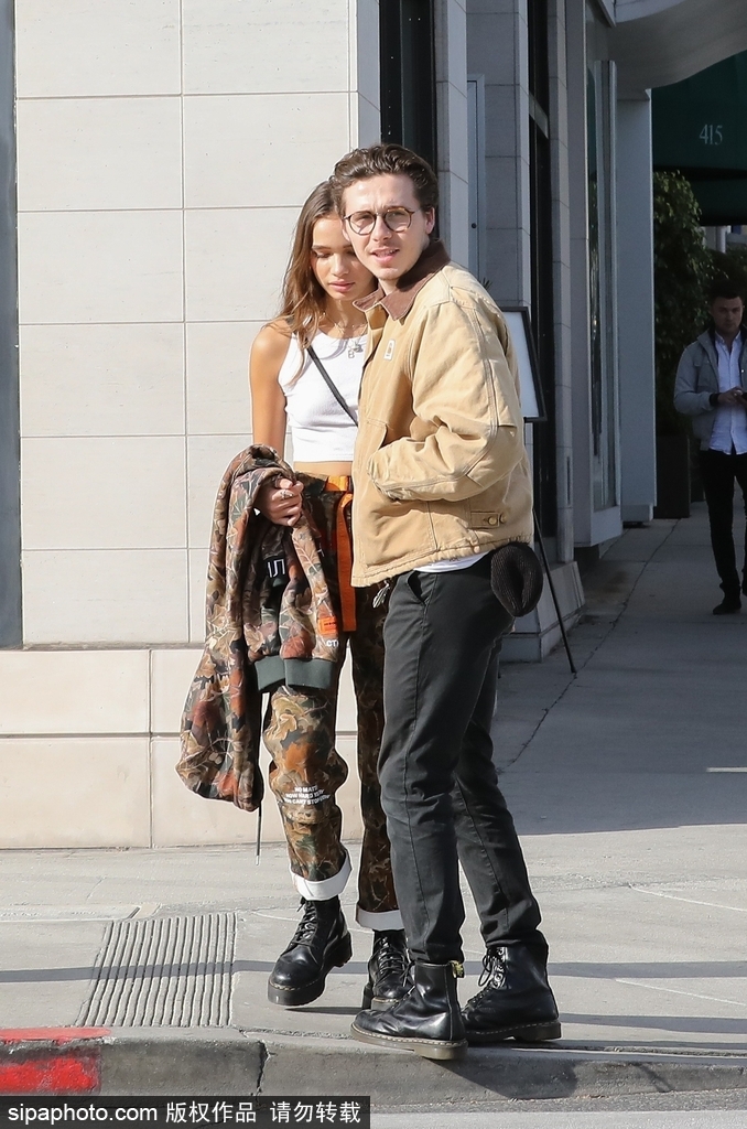 布鲁克林与女友甜蜜牵手外出