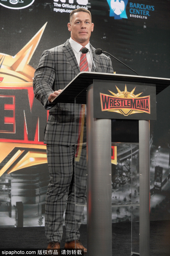 wwe约翰·塞纳穿格纹西装帅气亮相