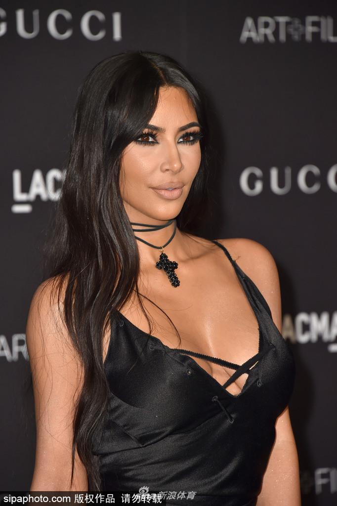 金卡戴珊与大姐吊带裙亮相合影