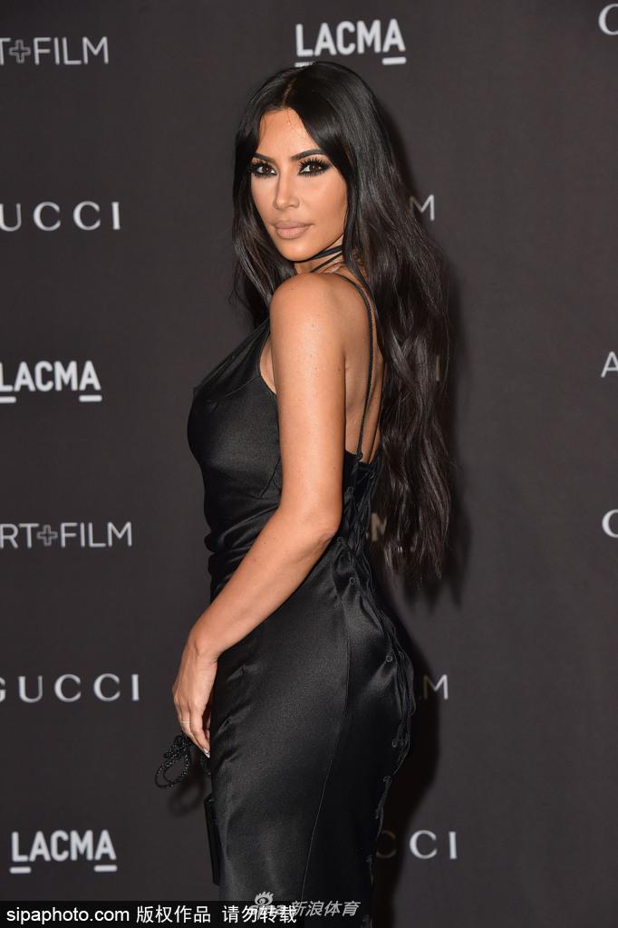 金卡戴珊与大姐吊带裙亮相合影