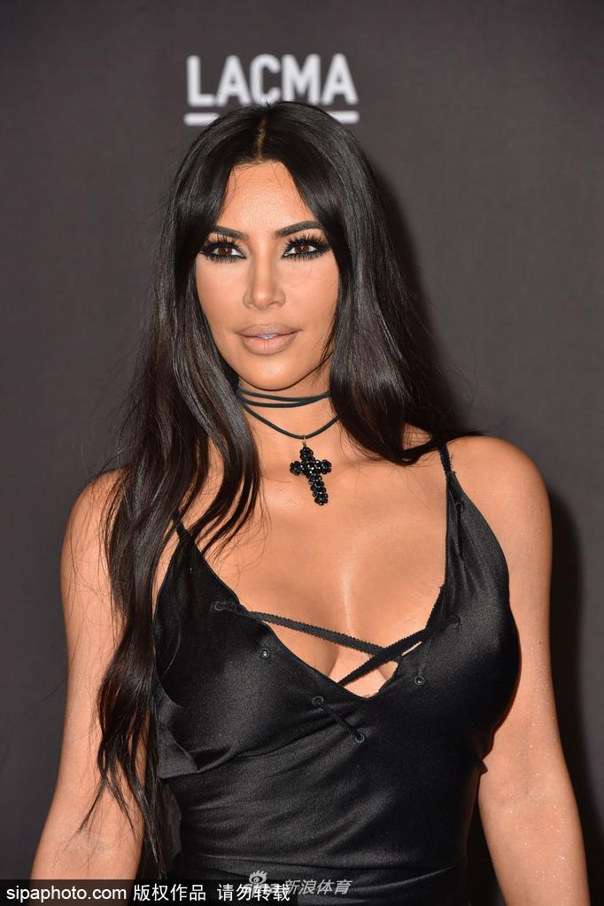 金卡戴珊与大姐吊带裙亮相合影