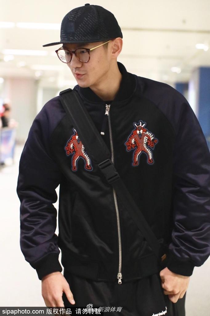 宁泽涛机场高大帅气引粉丝围观