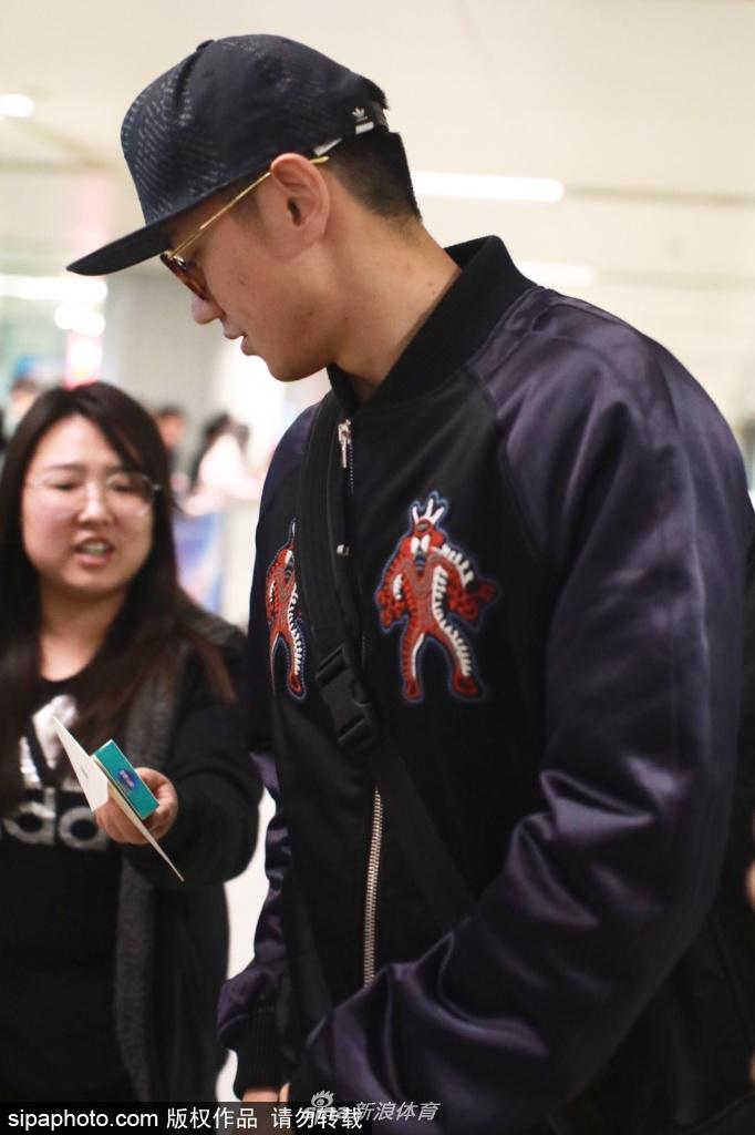 宁泽涛机场高大帅气引粉丝围观