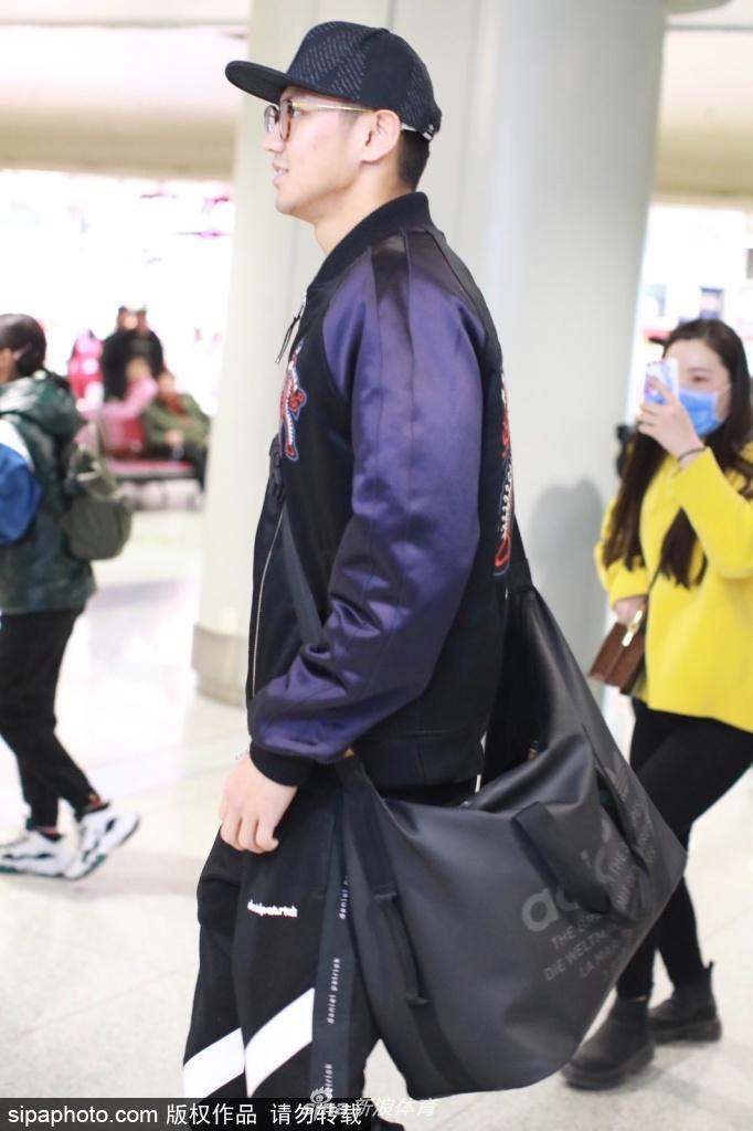 宁泽涛机场高大帅气引粉丝围观