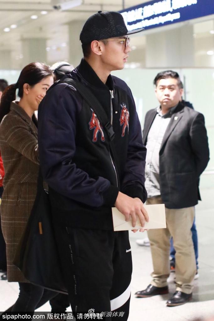 宁泽涛机场高大帅气引粉丝围观