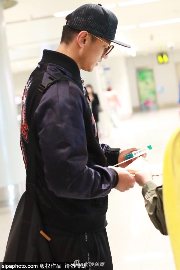 宁泽涛机场高大帅气引粉丝围观