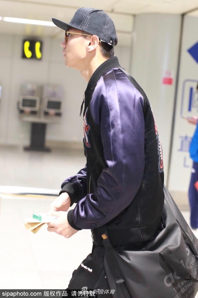 宁泽涛机场高大帅气引粉丝围观