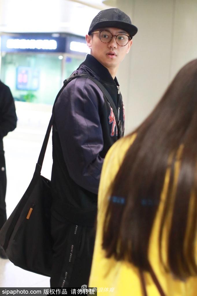 宁泽涛机场高大帅气引粉丝围观