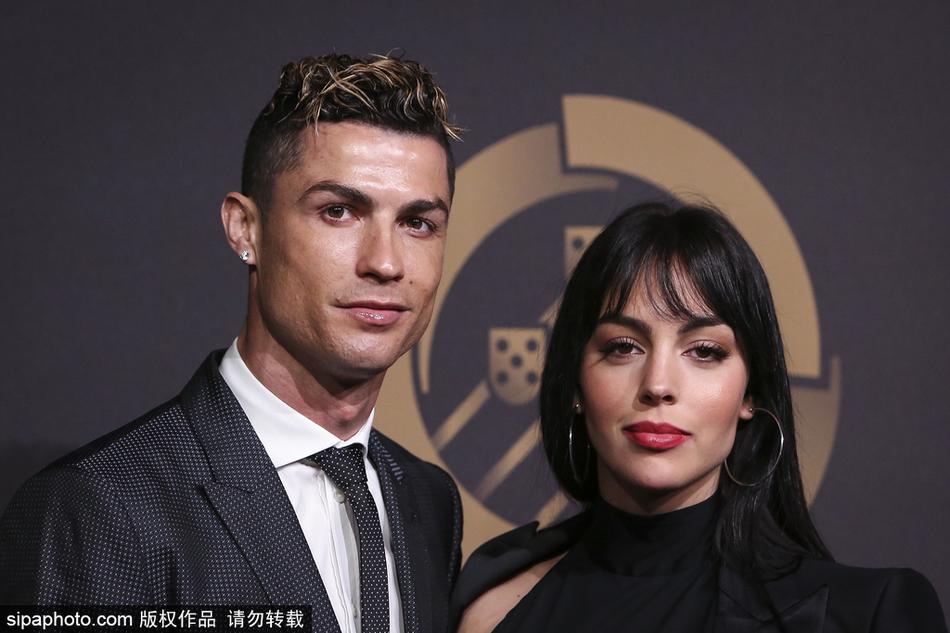 C罗携女友甜蜜亮相颁奖礼