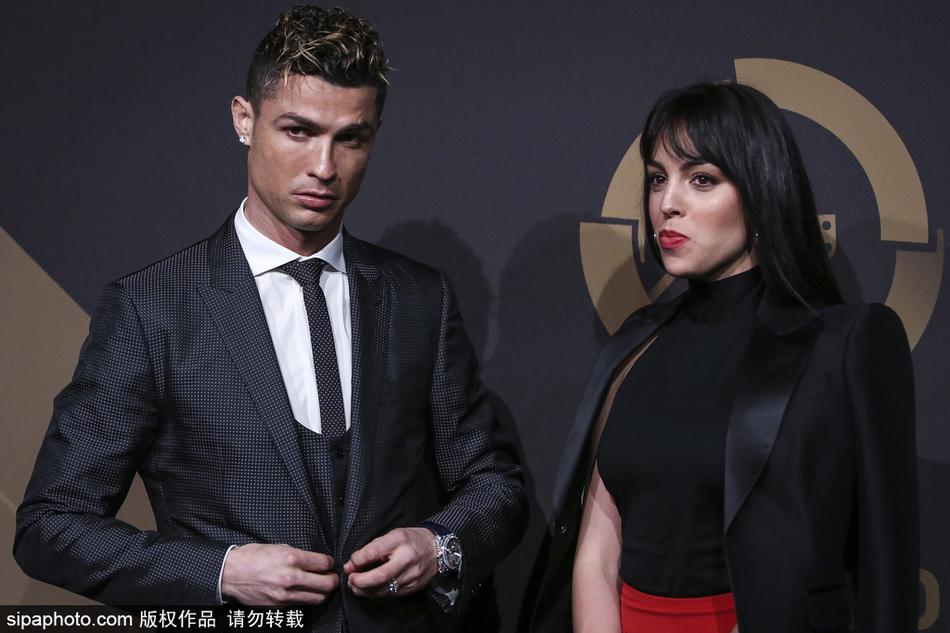 C罗携女友甜蜜亮相颁奖礼